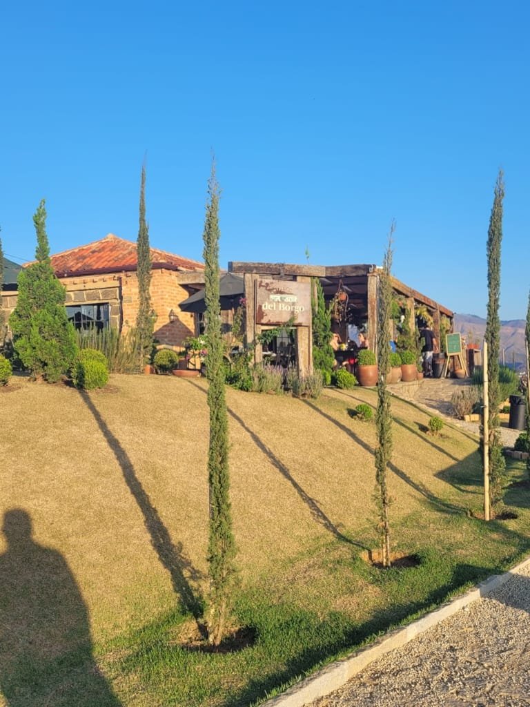 Fachada da Pizzaria Borgo Del Vino com arquitetura inspirada na Toscana