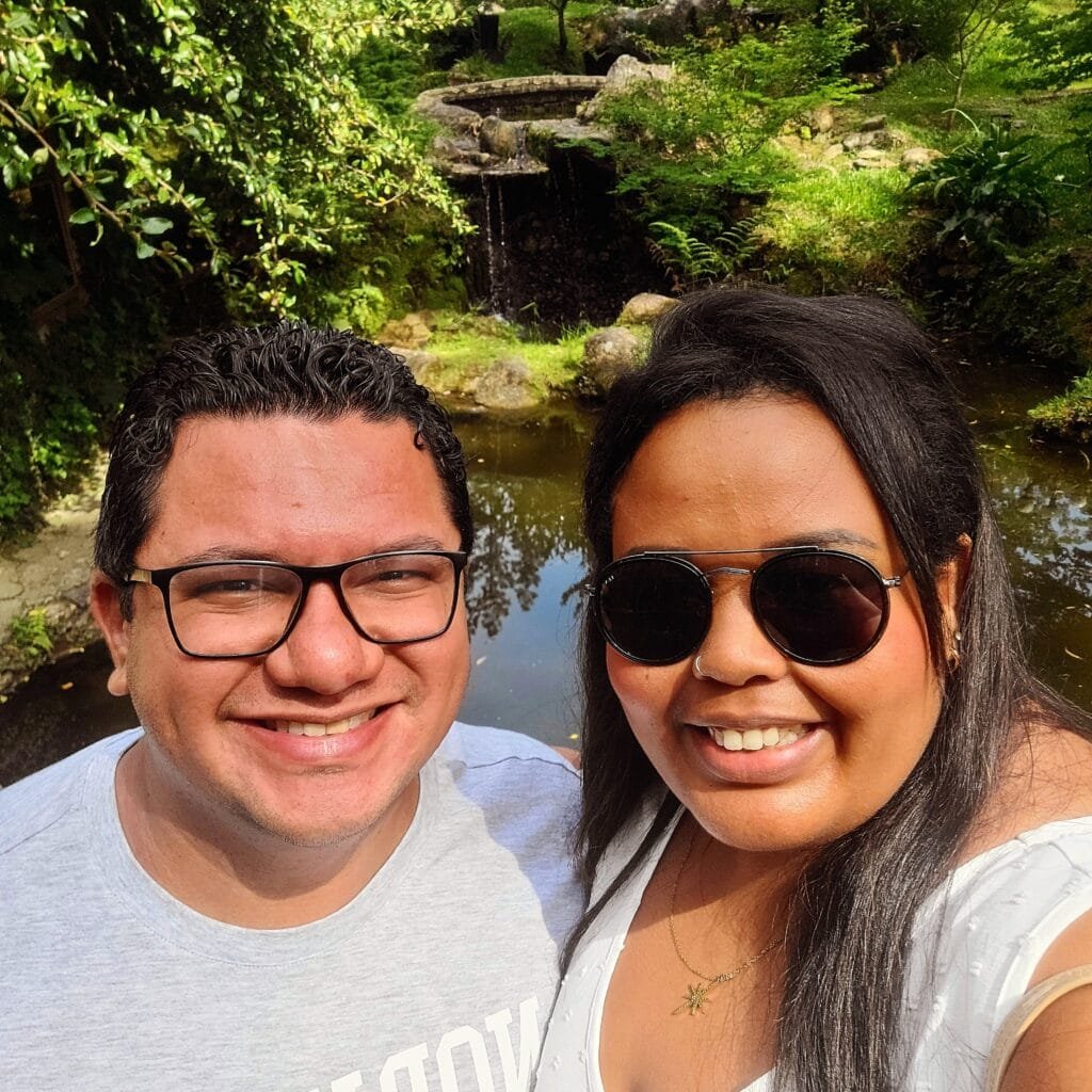 Casal visitando o Condado Louvadeus em Petrópolis