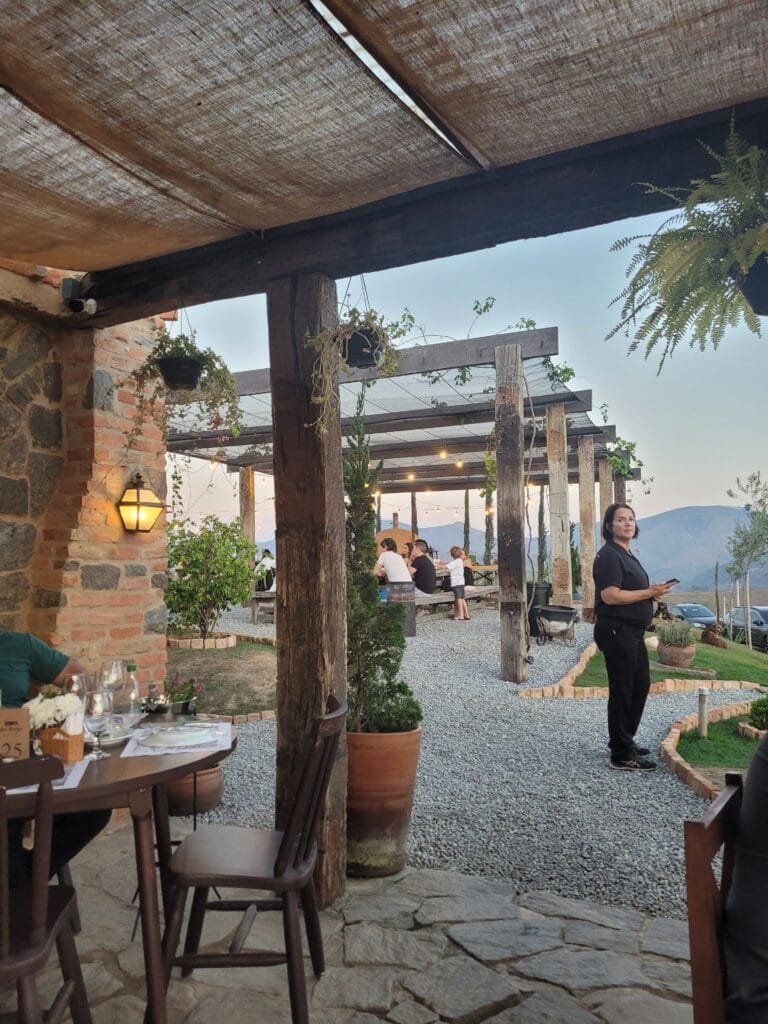 Área externa da Pizzaria Borgo del Vino com vista para as montanhas