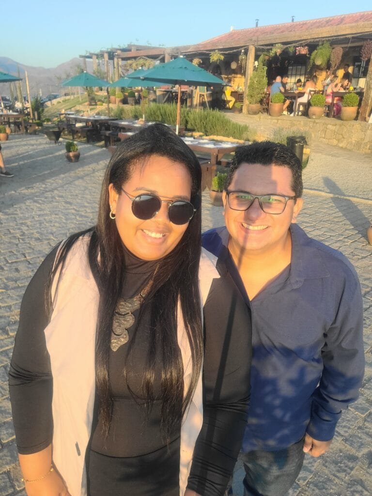 Casal no Borgo del Vino em Areal RJ durante experiência de enoturismo com vista para vinhedos e montanhas