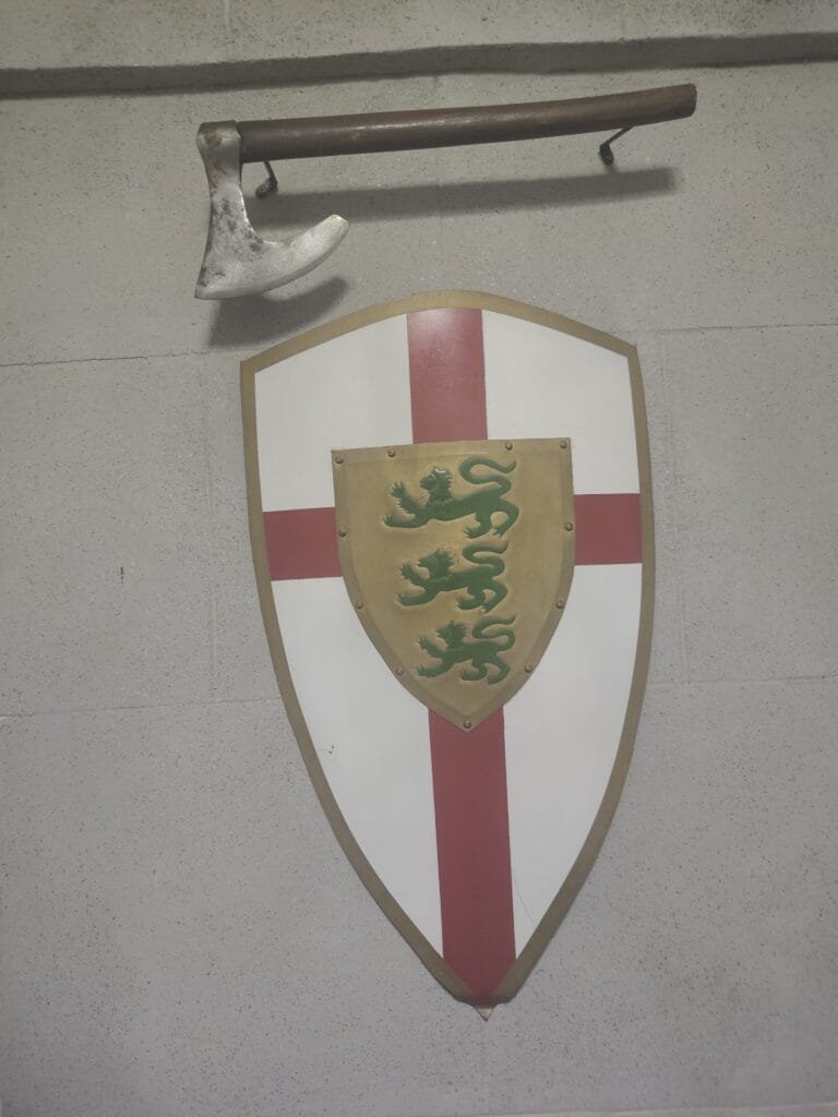 Logo dourada do Castelo de Itaipava em Petrópolis RJ