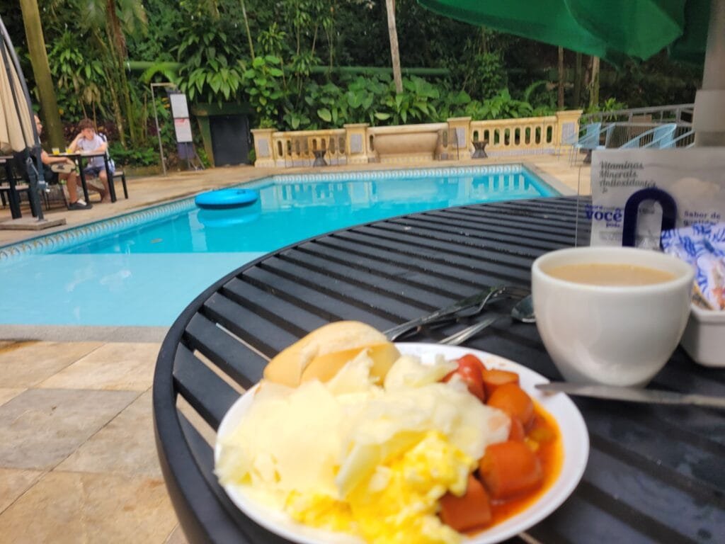 Café da manhã no JO&JOE Rio de Janeiro à beira da piscina