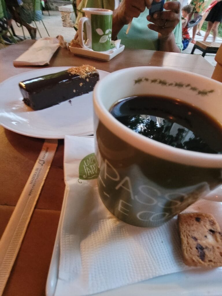 Casa Firjan em Botafogo: Guia Completo + Nossa Experiência no Refúgio Cultural Mais Charmoso do Rio 5 Café servido no Empório Jardim na Casa Firjan