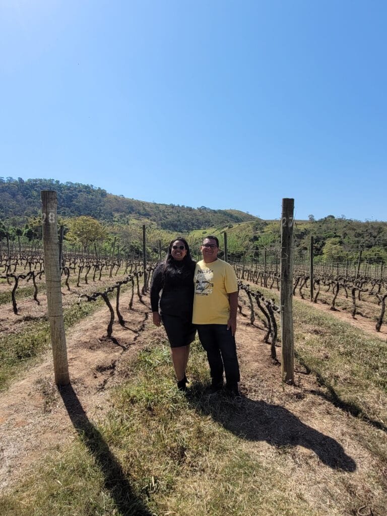 🍷 Vinícola Inconfidência em Petrópolis: Nossa Experiência na Primeira Vinícola Integrada do RJ 3 Casal visitando vinhedo da Vinícola Inconfidência em Petrópolis