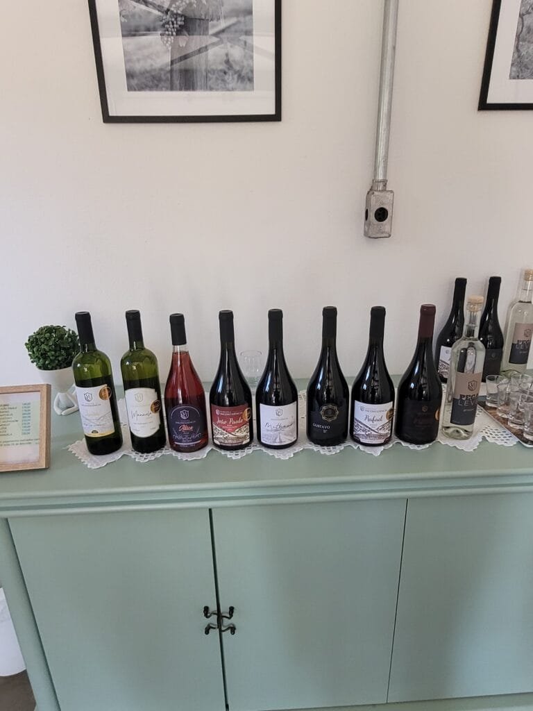 🍷 Vinícola Inconfidência em Petrópolis: Nossa Experiência na Primeira Vinícola Integrada do RJ 2 Placa de madeira na entrada da Vinícola Inconfidência na Serra Fluminense