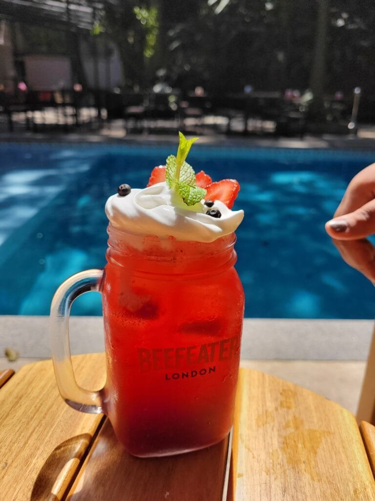 Drink servido na piscina do JO&JOE Rio de Janeiro