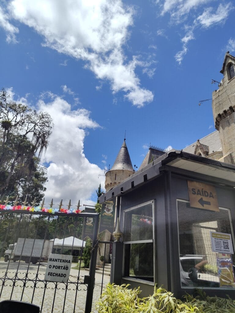 Visitantes na entrada do Castelo de Itaipava em Itaipava Petrópolis