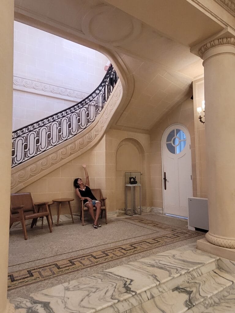 Casa Firjan em Botafogo: Guia Completo + Nossa Experiência no Refúgio Cultural Mais Charmoso do Rio 7 Escadaria histórica da Casa Firjan em Botafogo