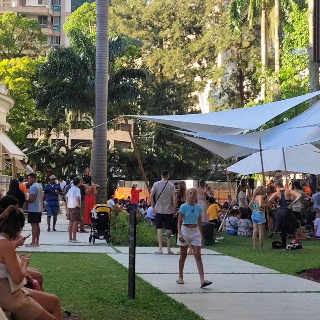 Casa Firjan em Botafogo: Guia Completo + Nossa Experiência no Refúgio Cultural Mais Charmoso do Rio 3 Feira Junta Local nos jardins da Casa Firjan