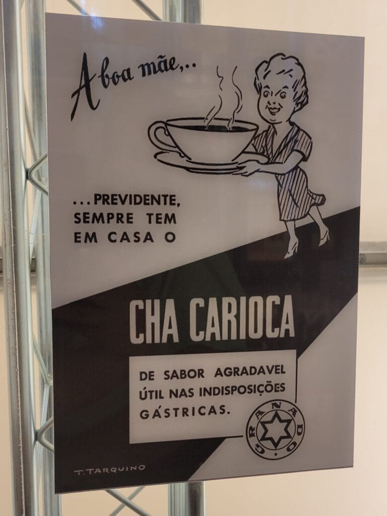 Casa Firjan em Botafogo: Guia Completo + Nossa Experiência no Refúgio Cultural Mais Charmoso do Rio 6 Exposição histórica na Casa Firjan sobre produtos antigos