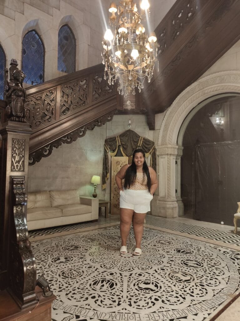 Hall principal com escadaria e lustre no Castelo de Itaipava em Petrópolis