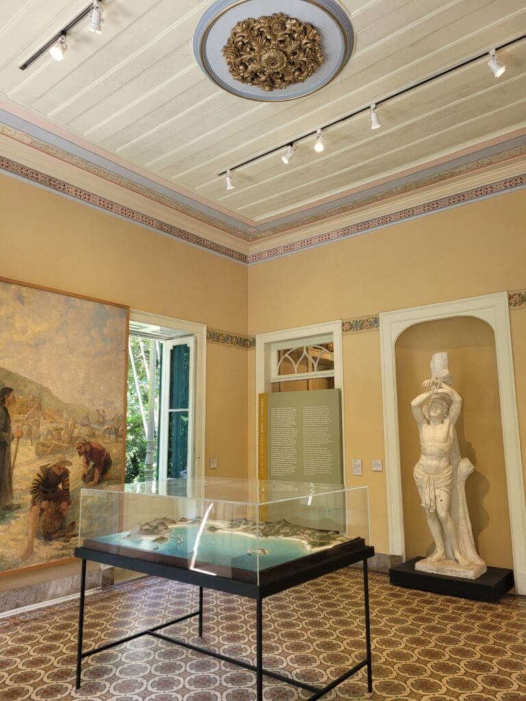 Interior do Museu Histórico da Cidade com maquete do Rio de Janeiro