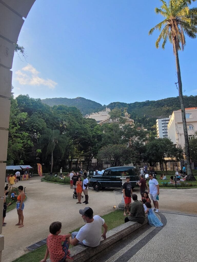 Casa Firjan em Botafogo: Guia Completo + Nossa Experiência no Refúgio Cultural Mais Charmoso do Rio 2 Evento cultural nos jardins da Casa Firjan