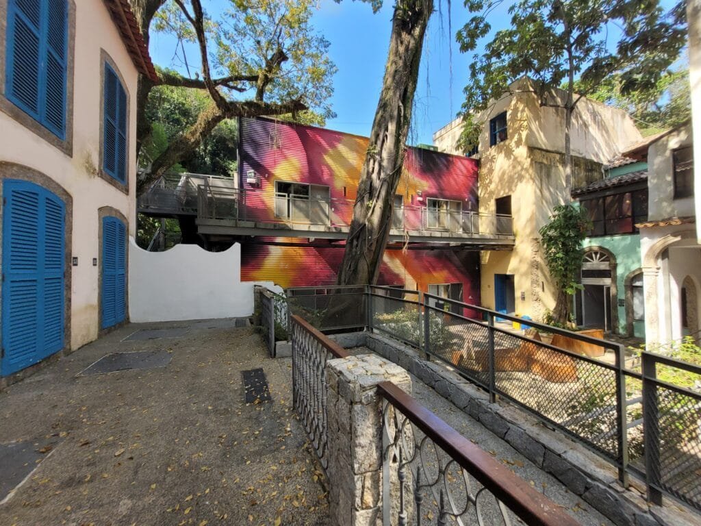 Fachada histórica do JO&JOE Rio de Janeiro no Largo do Boticário no Cosme Velho