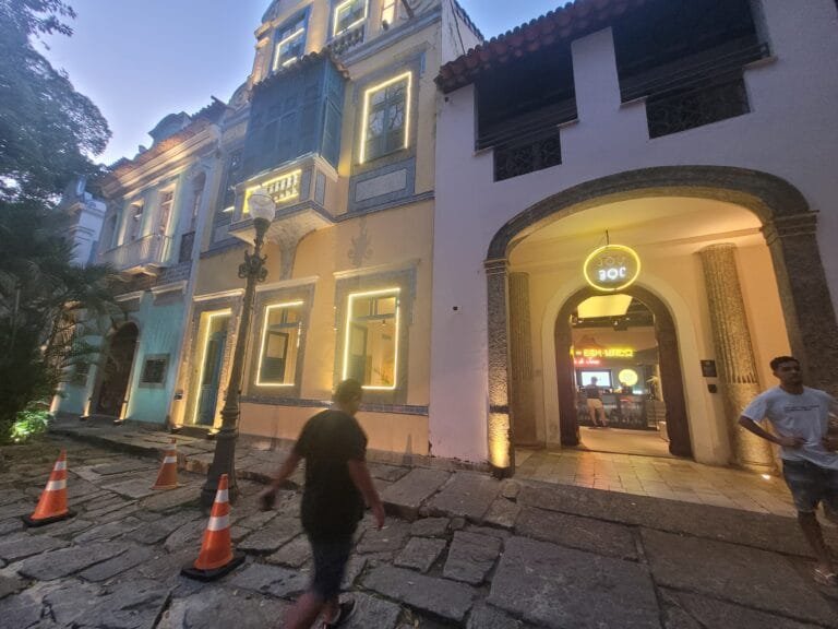 Entrada iluminada do JO&JOE Rio de Janeiro à noite no Cosme Velho