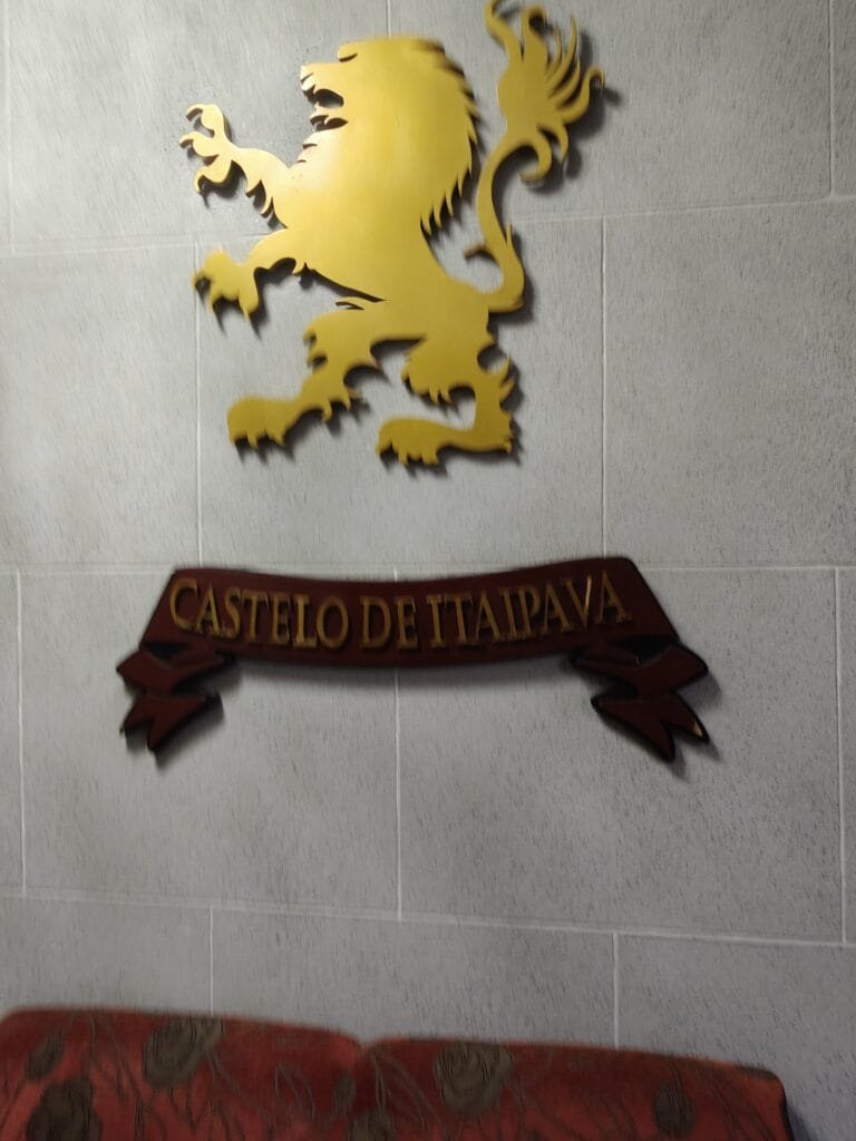 Brasão medieval com cruz vermelha e leões dourados no Castelo de Itaipava em Petrópolis RJ