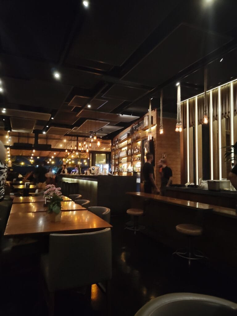 Maguje no Rio de Janeiro: Vale a Pena? Preços, Vista para o Cristo e Como Pagar Metade com Duo Gourmet 2 Bar do Maguje no Jockey Club com iluminação intimista