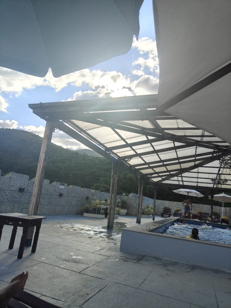 Piscina externa do Castelo de Itaipava com vista para as montanhas de Petrópolis