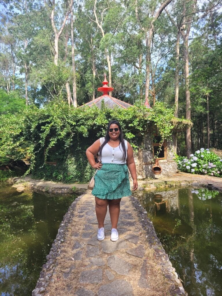 Ponte sobre lago no Condado Louvadeus em Petrópolis