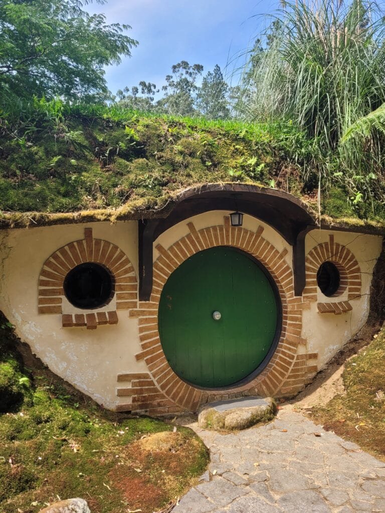 Porta estilo Hobbit no Condado Louvadeus em Petr&oacute;polis