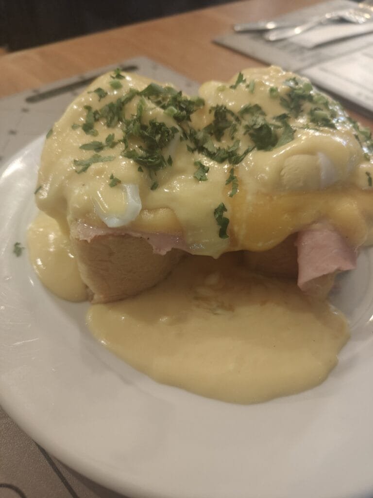 Casa Firjan em Botafogo: Guia Completo + Nossa Experiência no Refúgio Cultural Mais Charmoso do Rio 4 Prato servido no Empório Jardim na Casa Firjan