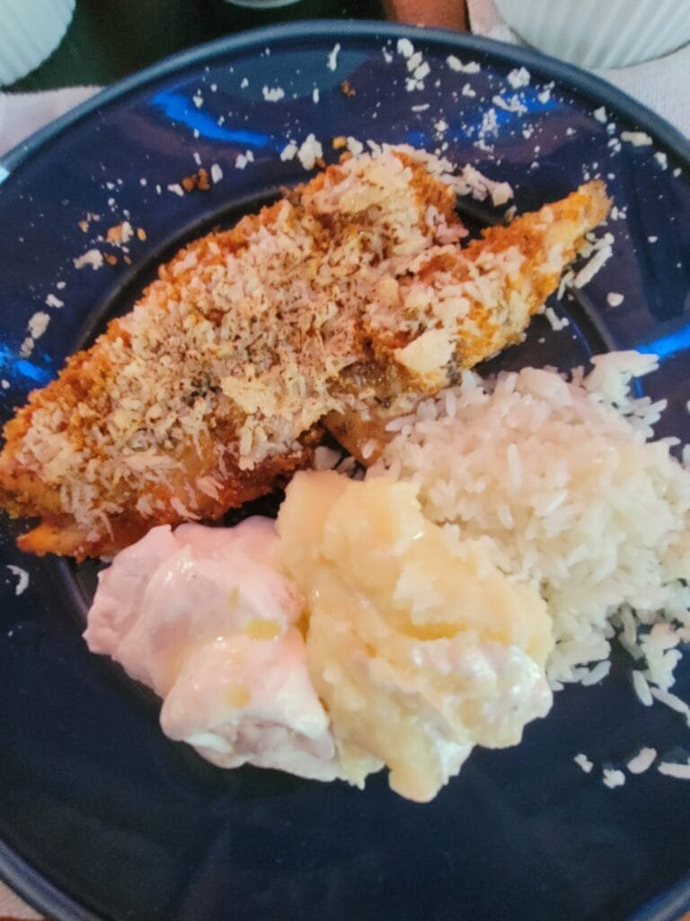 Prato principal servido no Condado Louvadeus