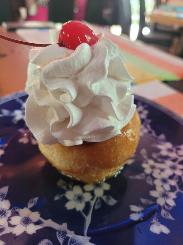 Sobremesa com chantilly no Condado Louvadeus
