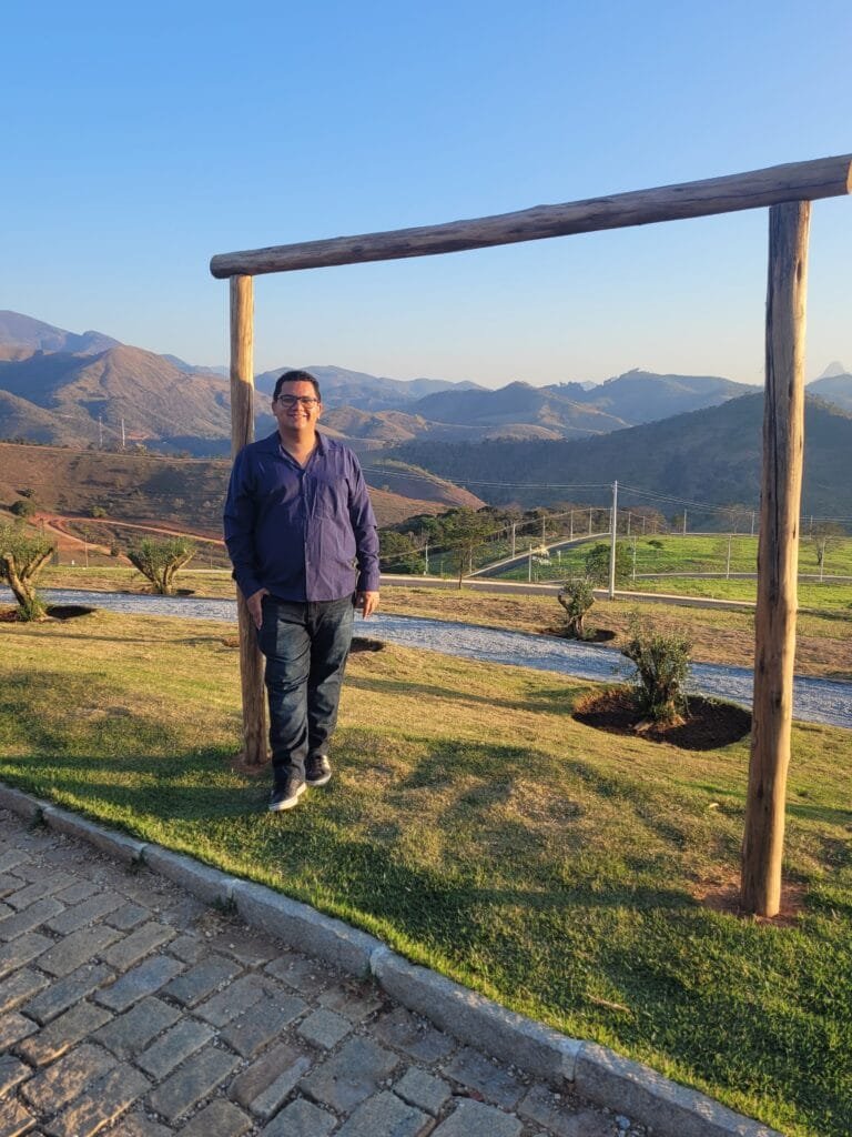 Vista das montanhas da Serra Fluminense no Borgo del Vino em Areal com estrutura de madeira para fotos