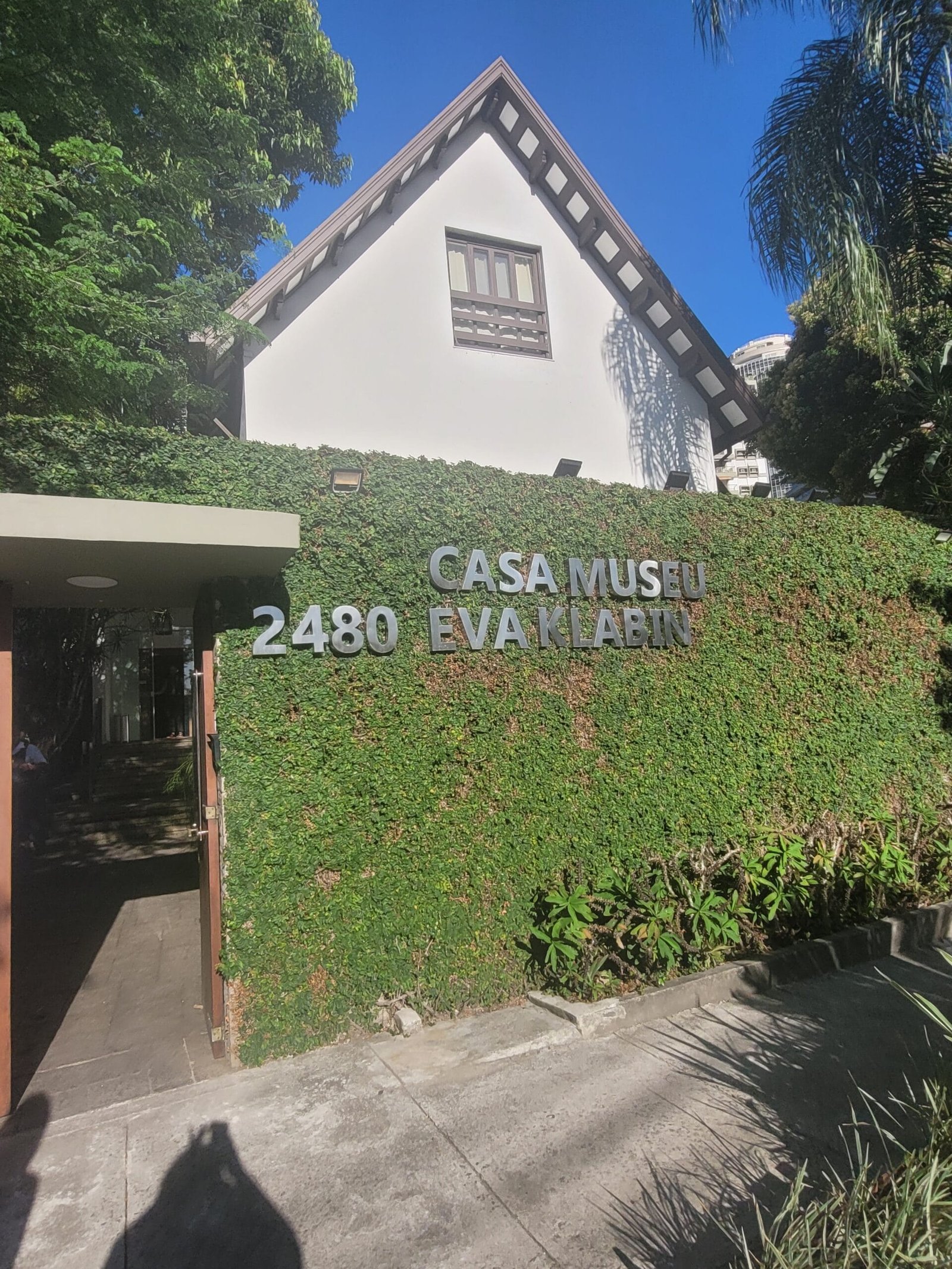 Museu Eva Klabin: Guia Completo para Visitar a Casa Museu na Lagoa (Entrada Gratuita) 1 Um oásis cultural cercado pela paisagem da Lagoa.