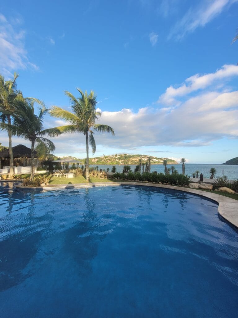 🏖️ Hotel Villa Raphael em Búzios: vale a pena? Preços, experiência real e análise completa 7 Piscina climatizada do Hotel Villa Raphael em Búzios com vista para a Praia da Ferradura