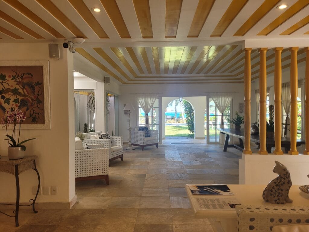 🏖️ Hotel Villa Raphael em Búzios: vale a pena? Preços, experiência real e análise completa 5 Lobby do Hotel Villa Raphael em Búzios com arquitetura colonial e vista para o jardim