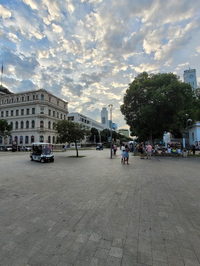 Praça Mauá com Museu de Arte do Rio ao fundo no Centro do Rio