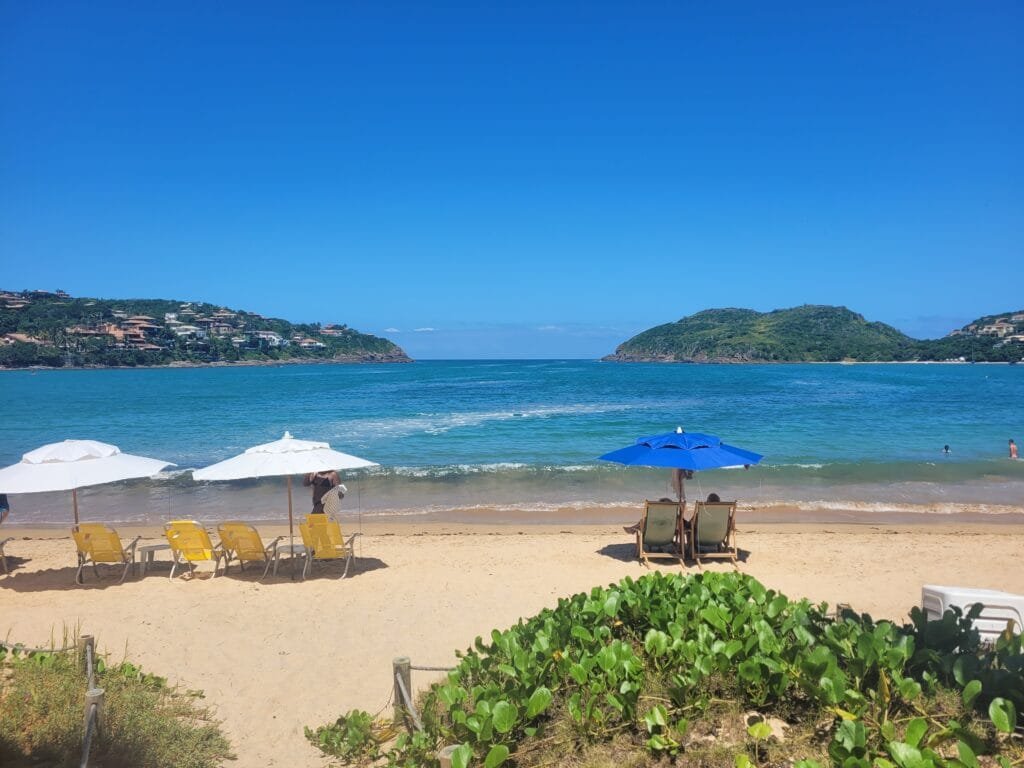 🏖️ Hotel Villa Raphael em Búzios: vale a pena? Preços, experiência real e análise completa 6 Praia da Ferradura em Búzios em frente ao Hotel Villa Raphael