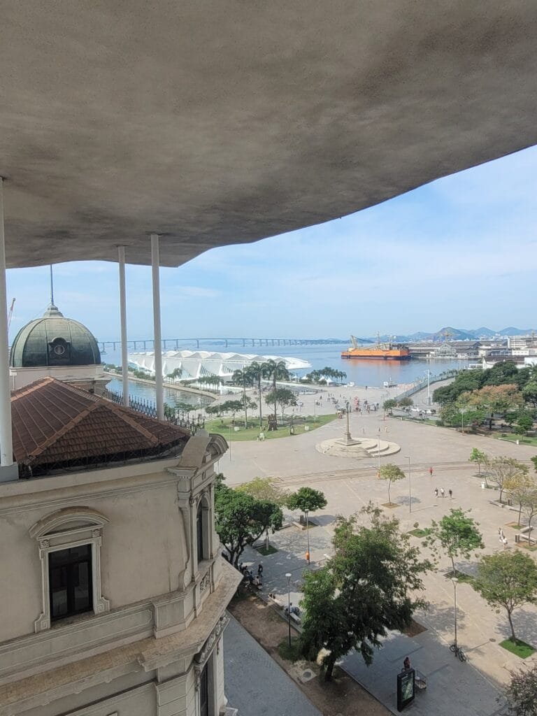 Vista do terraço do Museu de Arte do Rio com Baía de Guanabara ao fundo