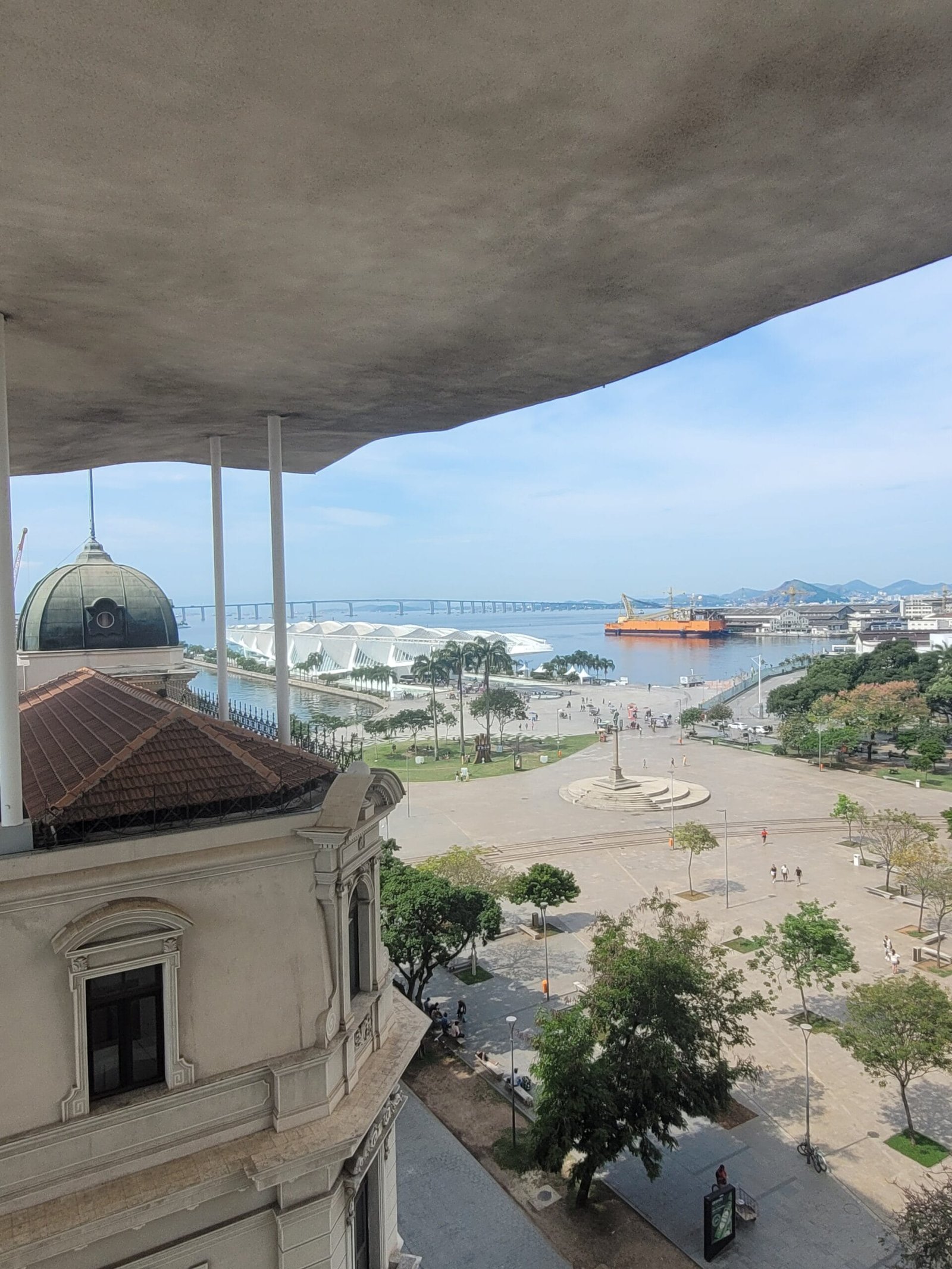 Vista do terraço do Museu de Arte do Rio com Baía de Guanabara ao fundo
