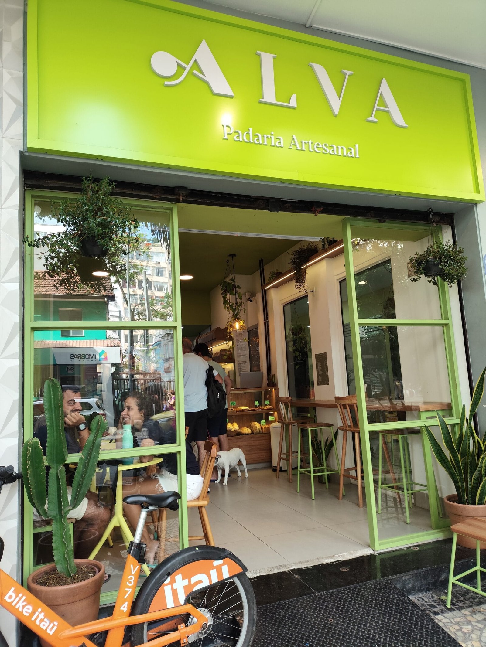 🥐 ALVA ARTISAN BAKERY IN COPACABANA: IS IT WORTH IT? PRICES AND WHAT TO ORDER 1 Facade of alva artisan bakery copacabana