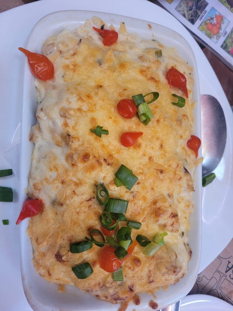 CADEG – Mercado Municipal do Rio de Janeiro: Guia Completo com Restaurantes, Flores, História, Horários e Dicas Atualizadas 3 Bacalhau gratinado servido em restaurante da CADEG Mercado Municipal do Rio de Janeiro