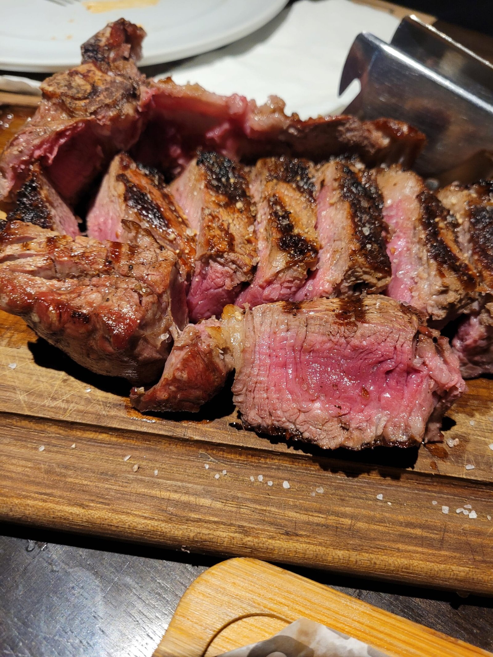 Bife de chorizo grelhado no ponto rosado no Vamo Steak Bar