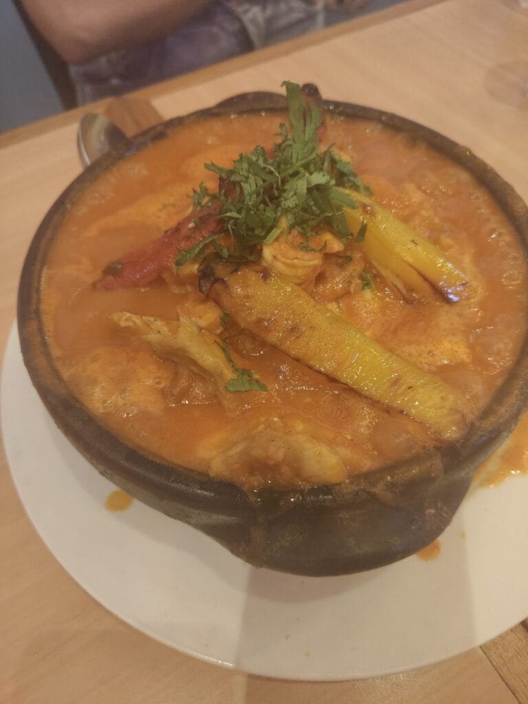 CADEG – Mercado Municipal do Rio de Janeiro: Guia Completo com Restaurantes, Flores, História, Horários e Dicas Atualizadas 2 Caldeirada portuguesa servida em panela de barro em restaurante da CADEG Mercado Municipal do Rio de Janeiro