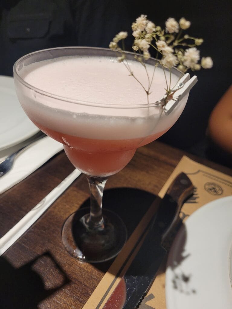 Drink autoral servido no Vamo Steak Bar no Leblon