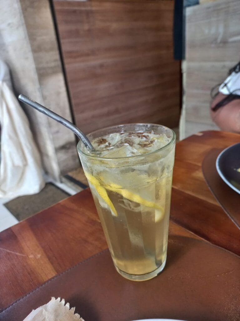 Tartine francesa com legumes grelhados, cogumelos e tomates servida na Frédéric Epicerie no bairro do Leme.