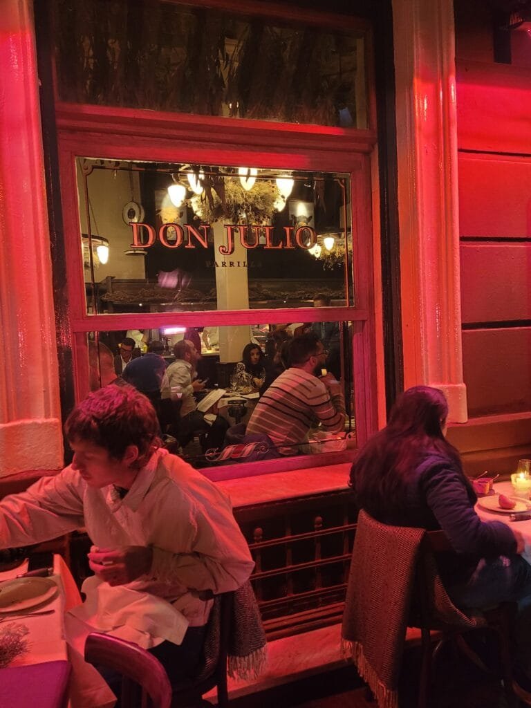 Fachada da Parrilla Don Julio em Palermo, Buenos Aires, restaurante premiado que gera dúvidas se a Parrilla Don Julio vale a pena