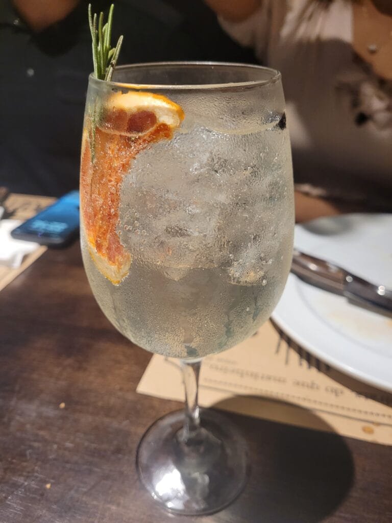 Gin tônica com laranja e alecrim no Vamo Steak Bar