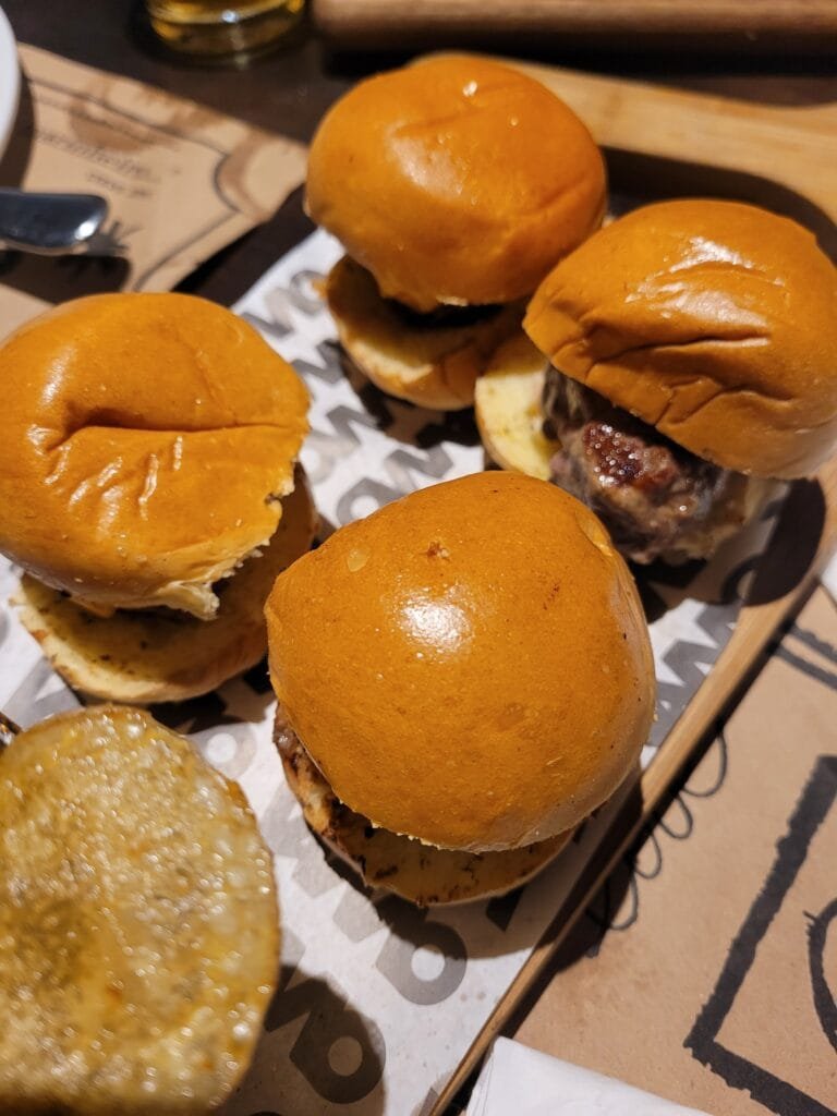 Drink gin tônica com laranja desidratada e alecrim servido no Vamo Steak Bar no Leblon.