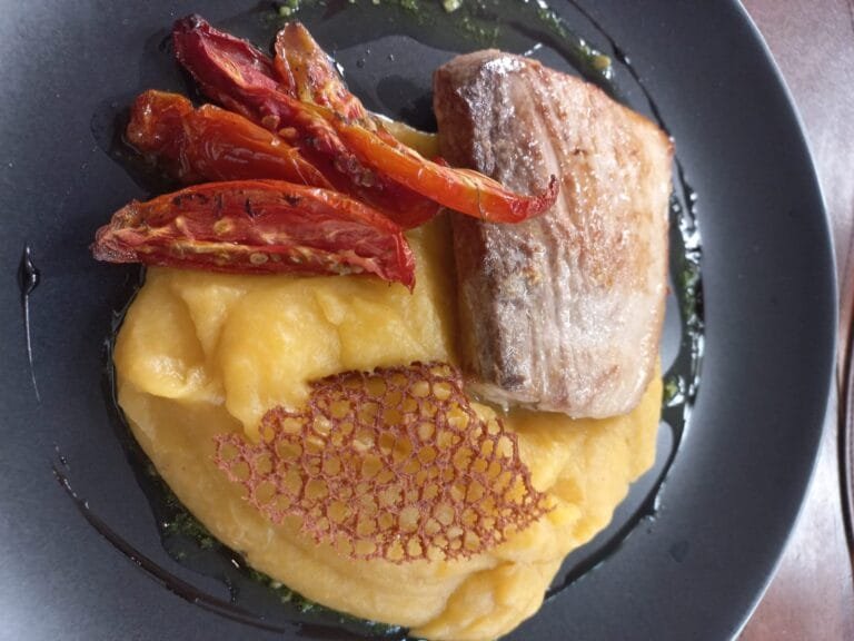 Peixe com purê cremoso servido na Frédéric Epicerie no Leme Rio de Janeiro