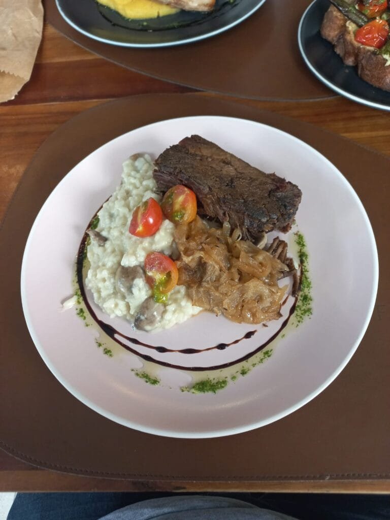 Risoto cremoso com carne e cebola caramelizada na Frédéric Epicerie no Leme Rio de Janeiro