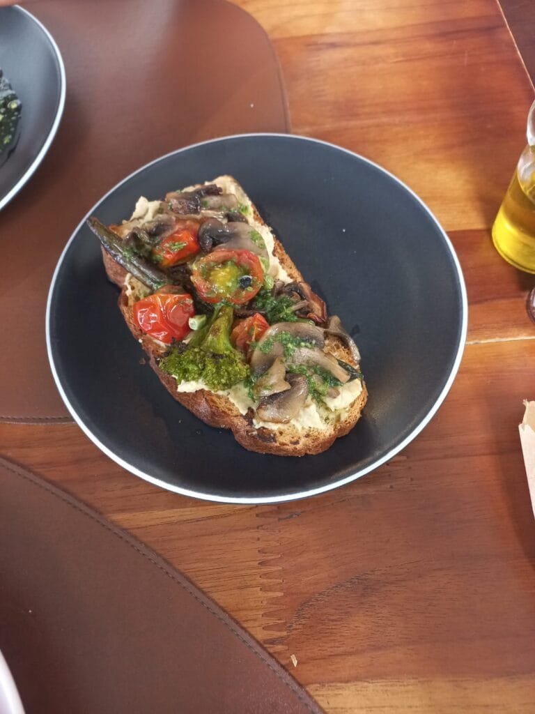 Tartine francesa com legumes e cogumelos na Frédéric Epicerie no Leme