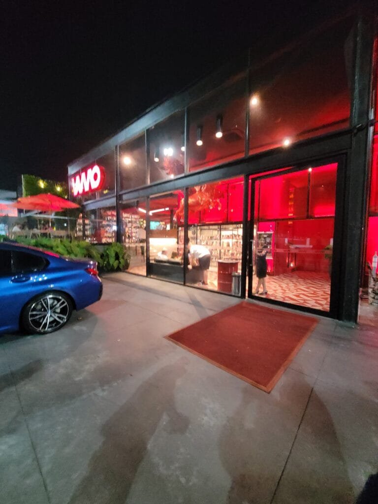 Restaurante Vamo Steak Bar no Leblon iluminado à noite no Rio de Janeiro