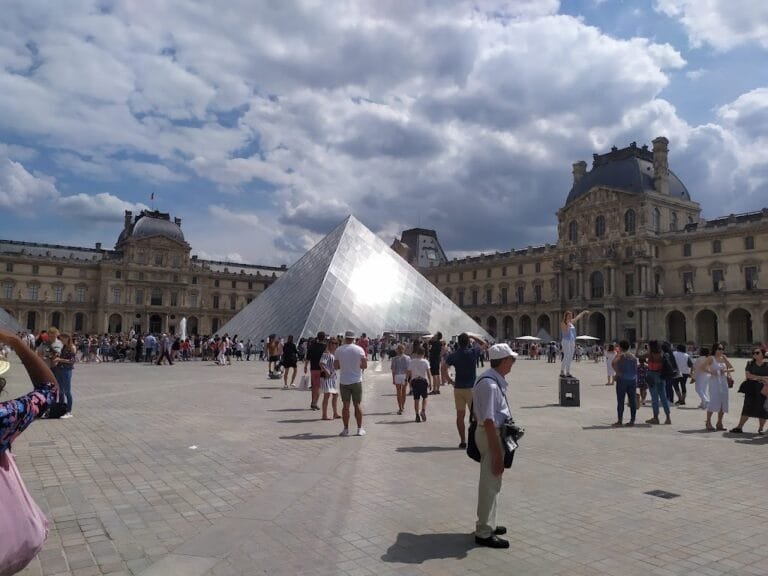 Quais são as principais atrações turísticas em Paris?