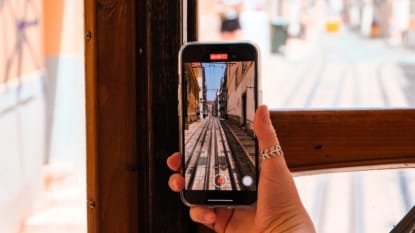 Tela da Booking.com exibindo hotéis e datas de reserva para diferentes destinos globais